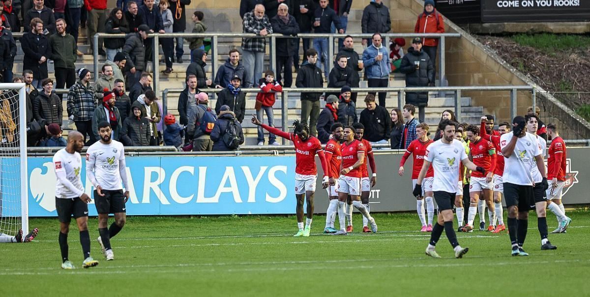 队长袖标交出去之后:一支球队的规矩靠什么传下去:与正文主题一致的比赛画面